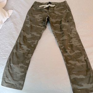 Vuori Women’s Ripstop Pant, Oregano Camo, Size Medium (6-8), NEVER WORN